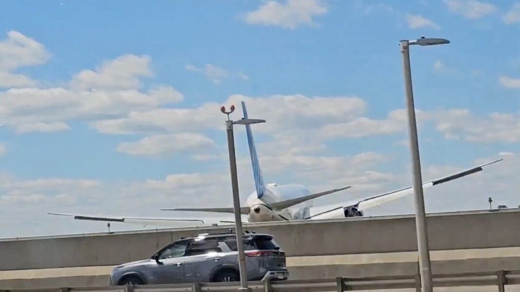 “Boeing 767 Hits Street Light During Newark Landing”