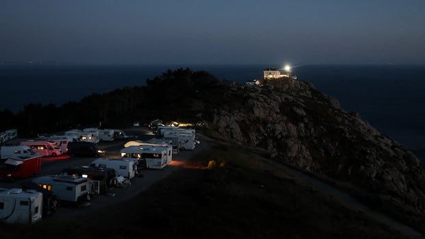 “Spain Solar Eclipse Draws Crowds Amid Wildfire Risk”