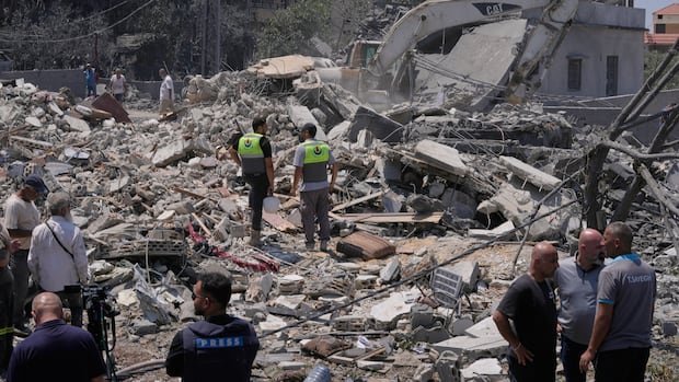 Israeli airstrikes kill 11 in southern Lebanon