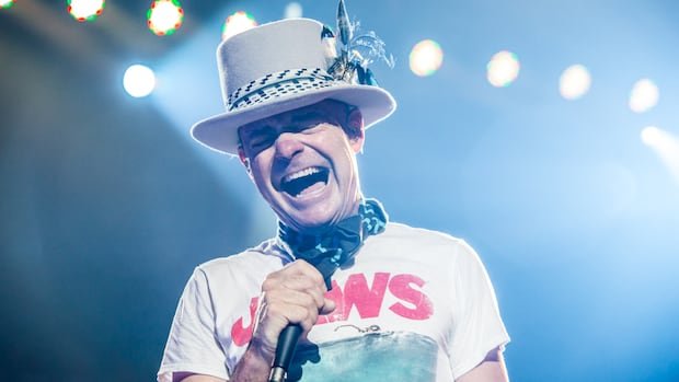“The Tragically Hip Reflect on Final Show 10 Years Later”