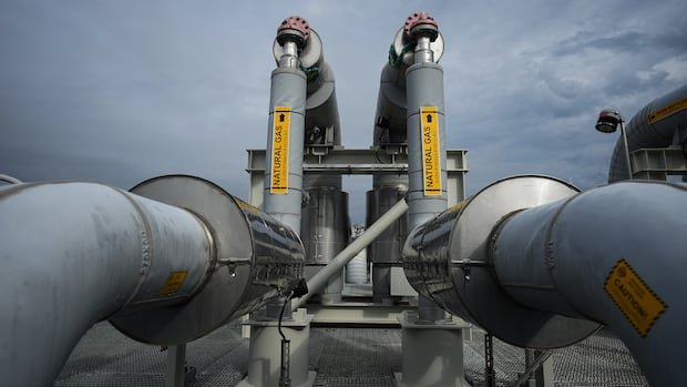 “PM Warns of Consequences as Canada Considers Halting U.S. Gas Exports”